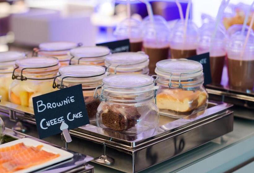 Отель Catalonia Las Cortes