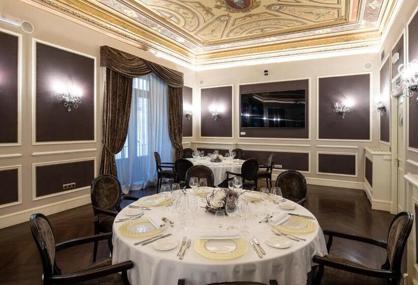 Отель Catalonia Las Cortes