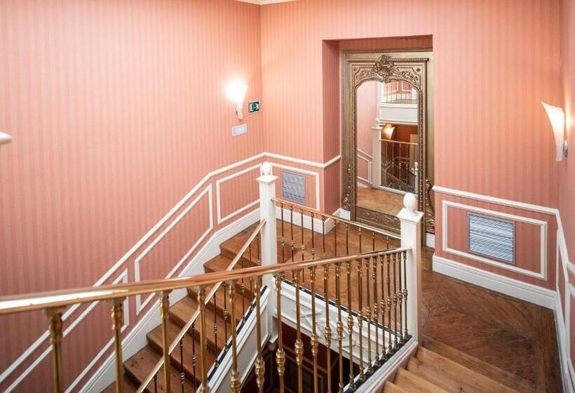 Отель Catalonia Las Cortes