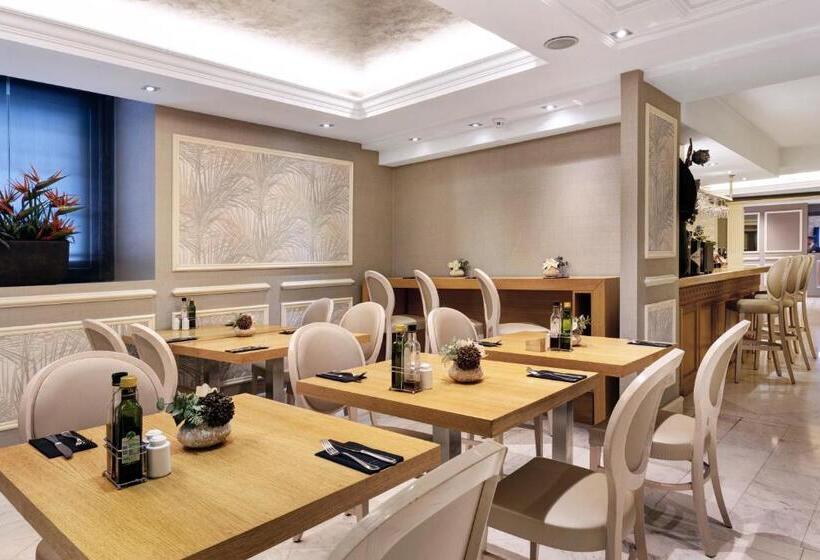 Отель Catalonia Las Cortes