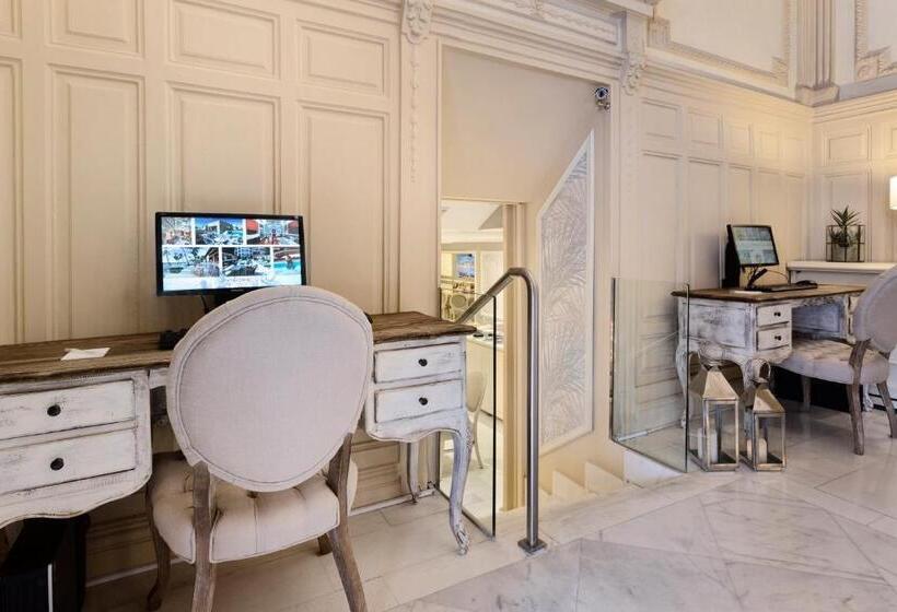 Отель Catalonia Las Cortes