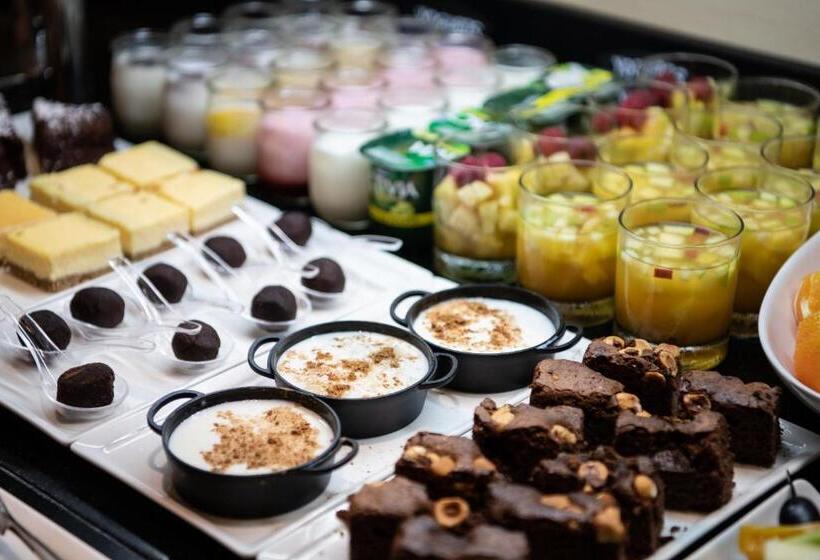 Отель Catalonia Las Cortes