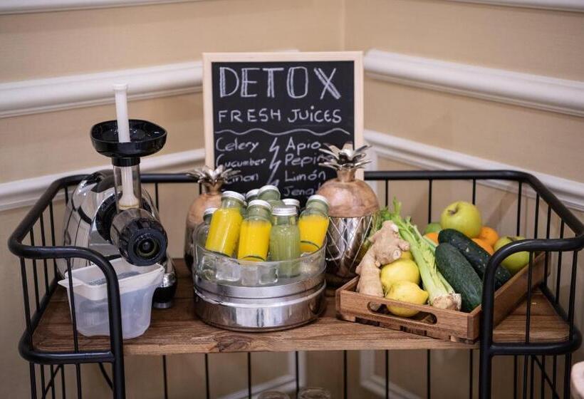 Отель Catalonia Las Cortes