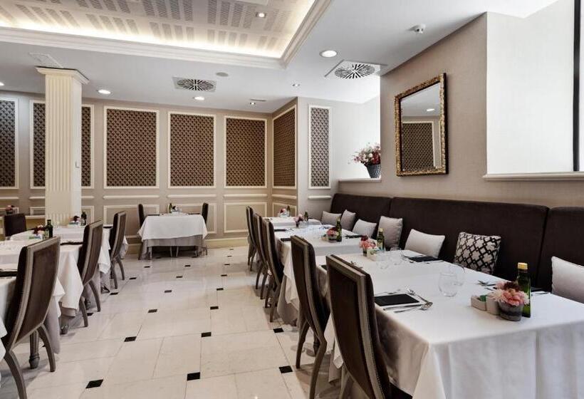 Отель Catalonia Las Cortes