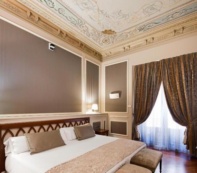 Отель Catalonia Las Cortes