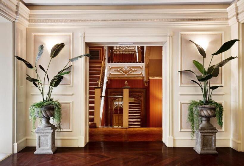 Отель Catalonia Las Cortes