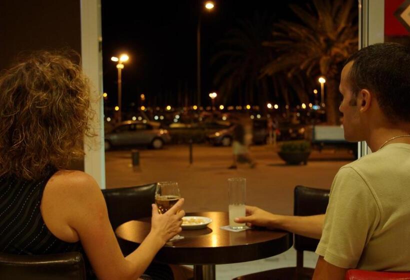 فندق & Diving Les Illes