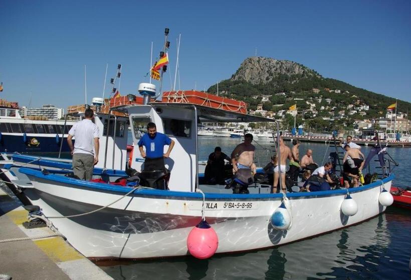 فندق & Diving Les Illes