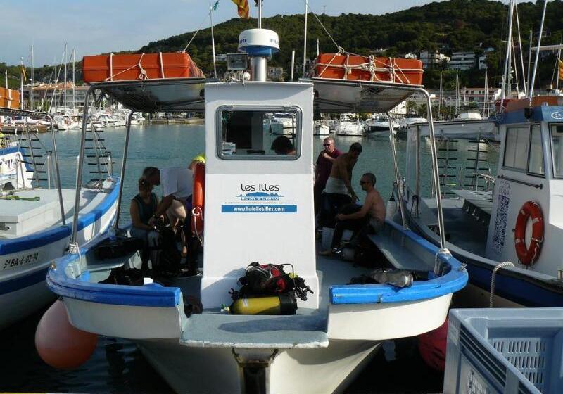 فندق & Diving Les Illes