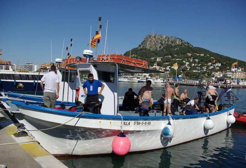 فندق & Diving Les Illes