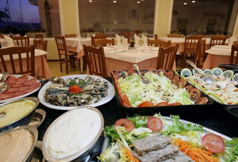 فندق & Diving Les Illes