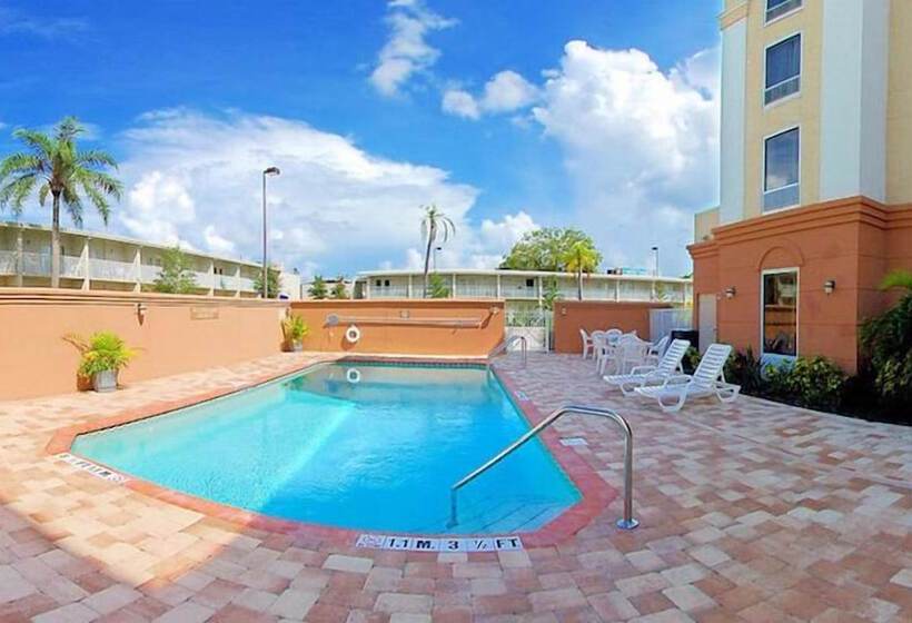 Holiday Inn Express Hotel & Suites Clearwater Us 19 North, An Ihg