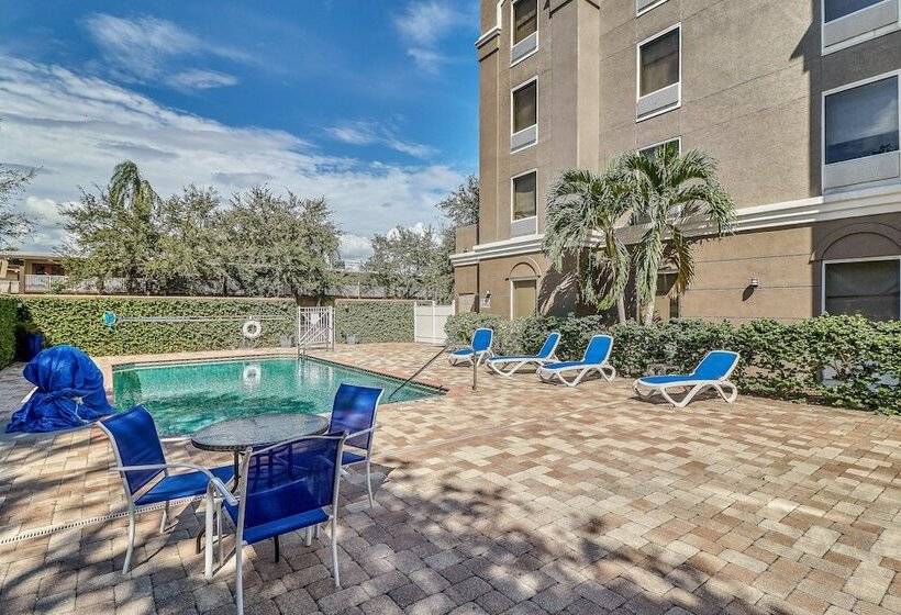 Holiday Inn Express Hotel & Suites Clearwater Us 19 North, An Ihg