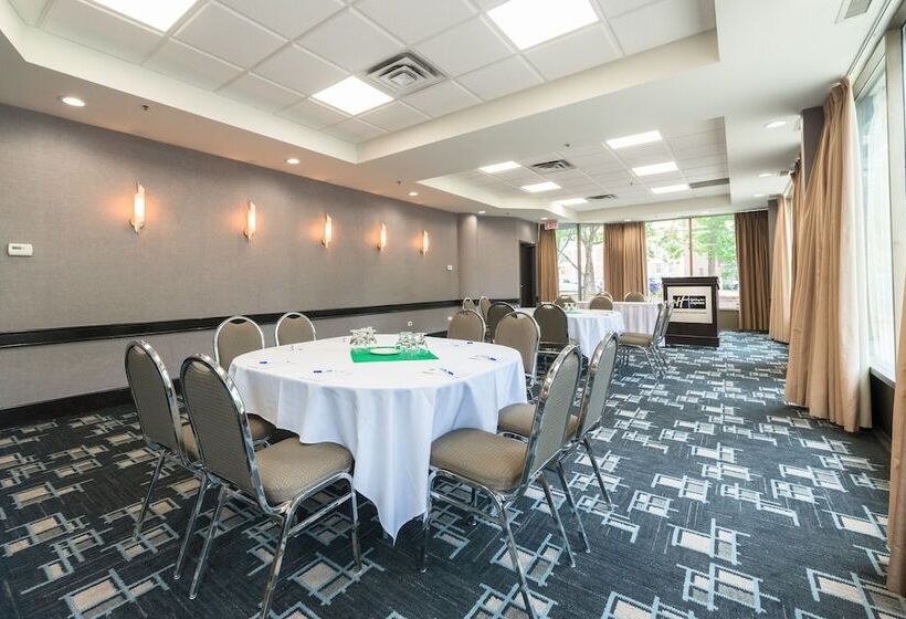 Отель Holiday Inn Express Edmonton Downtown, An Ihg