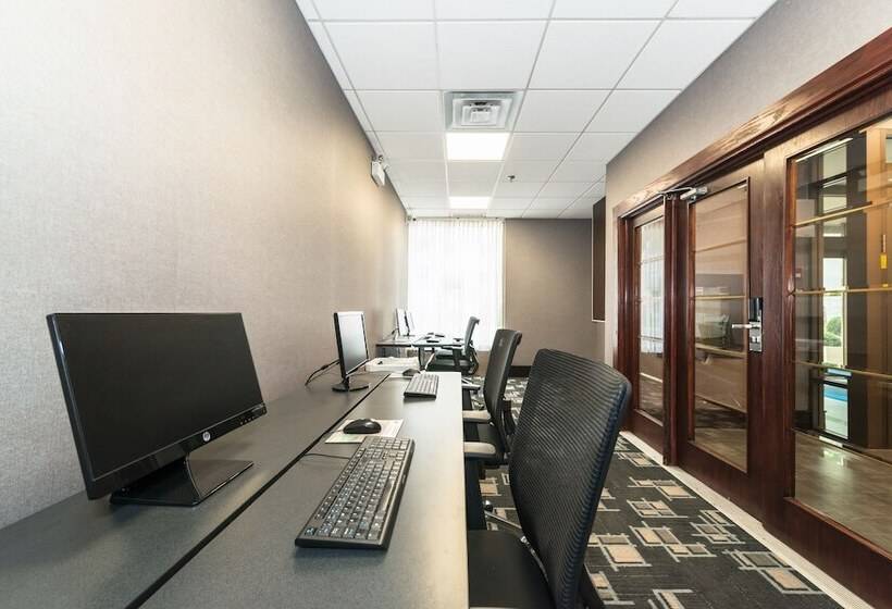 Отель Holiday Inn Express Edmonton Downtown, An Ihg