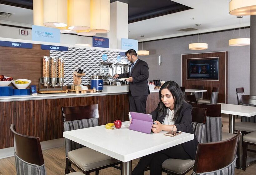 Отель Holiday Inn Express Edmonton Downtown, An Ihg