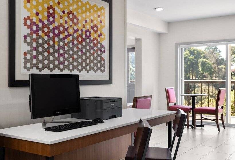 فندق Holiday Inn Express Fort Bragg, An Ihg