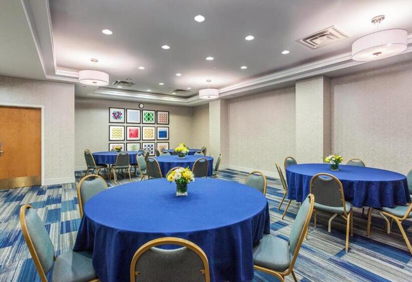 هتل Holiday Inn Express Hauppauge Long Island, An Ihg