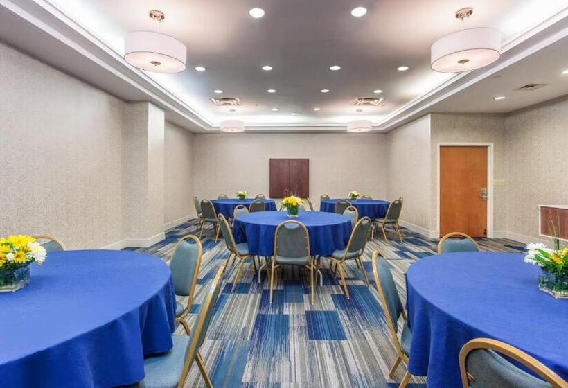 هتل Holiday Inn Express Hauppauge Long Island, An Ihg