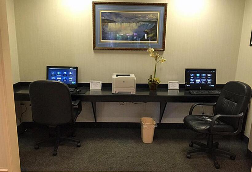 ホテル Holiday Inn Express & Suites Buffalo Airport, An Ihg