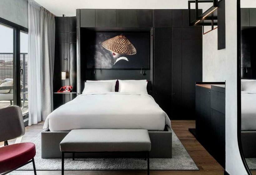 هتل Radisson Red Madrid