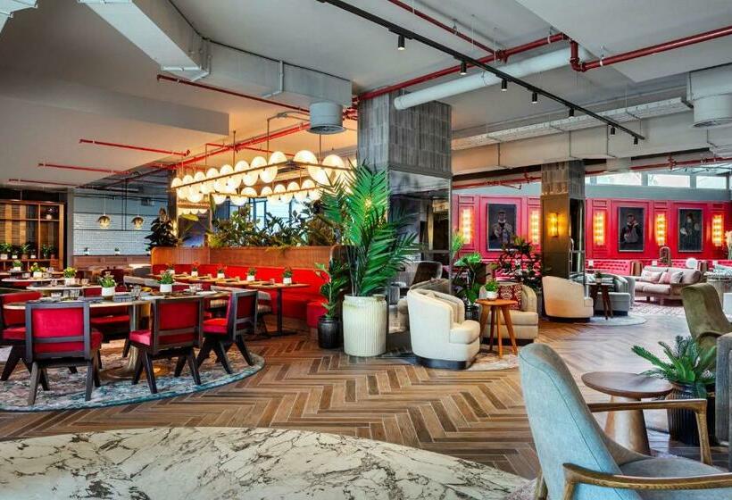 هتل Radisson Red Madrid