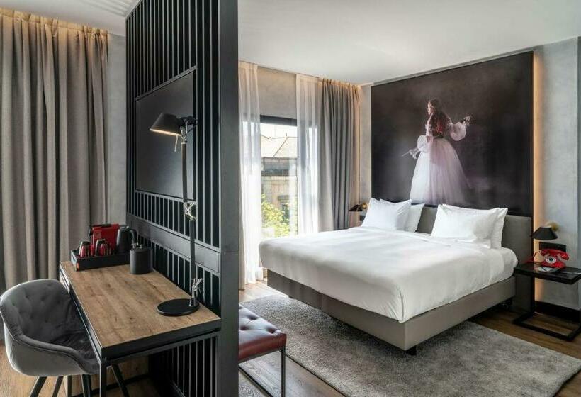 هتل Radisson Red Madrid