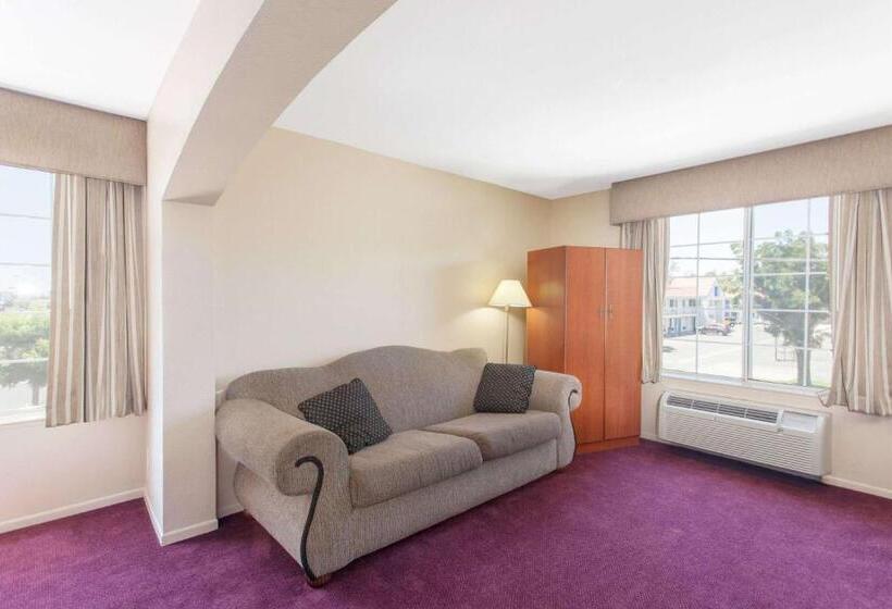 ホテル Ramada By Wyndham Fresno Northwest