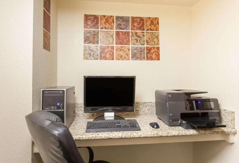 ホテル Ramada By Wyndham Fresno Northwest