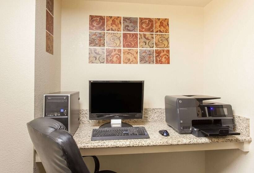 ホテル Ramada By Wyndham Fresno Northwest