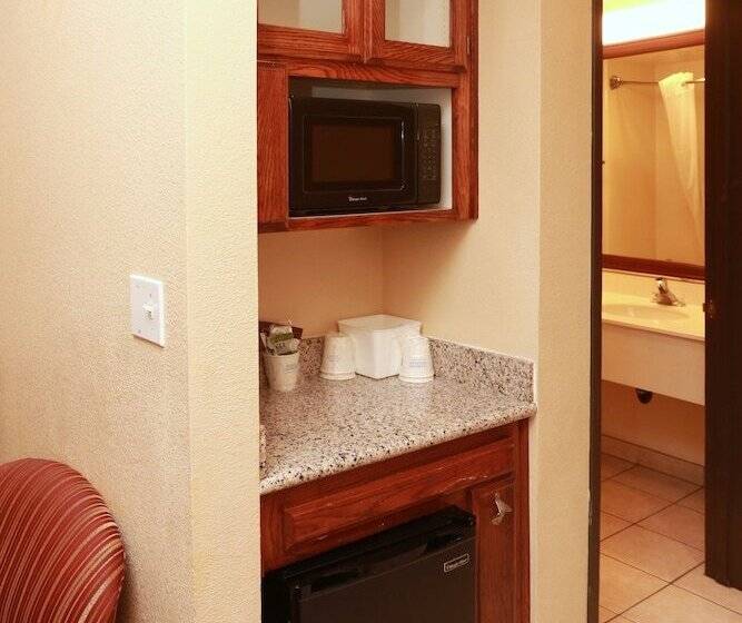 هتل Ramada By Wyndham Fresno Northwest