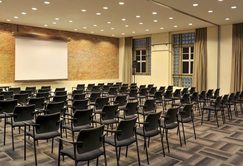 בית מלון כפרי Garden Court Victoria Junction