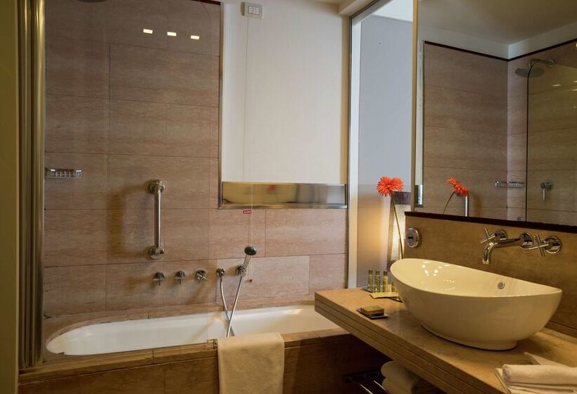 هتل Doubletree by Hilton Florence Metropole