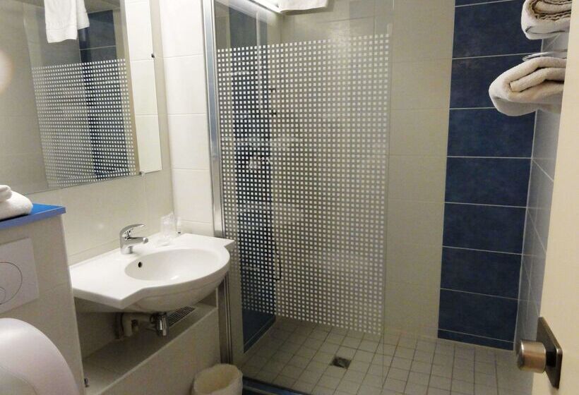 Отель Kyriad Toulouse Sud Roques