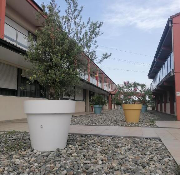 Отель Kyriad Toulouse Sud Roques