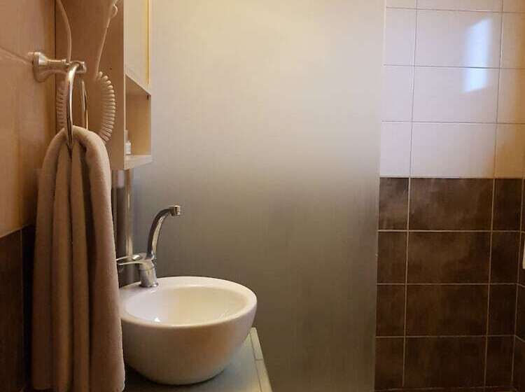 בית מלון כפרי Le Chateau Lambousa