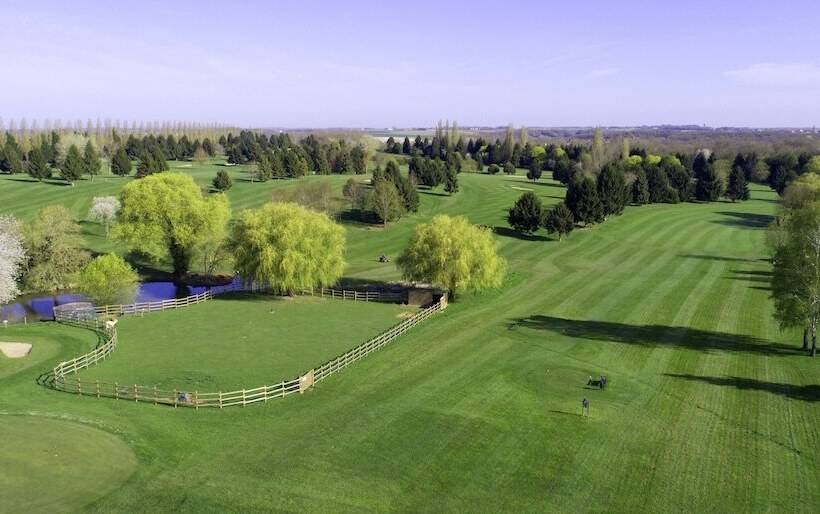 Отель Les Suites Domaine De Crécy