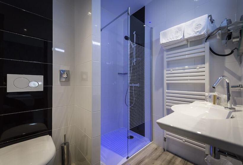 Отель The Originals City, Hôtel La Saulaie, Saumur Ouest