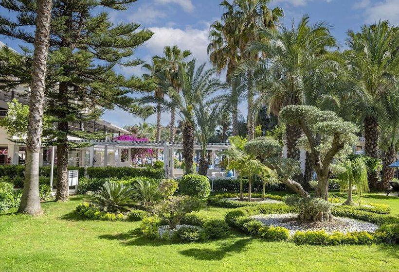 Отель Utopia Resort & Residence