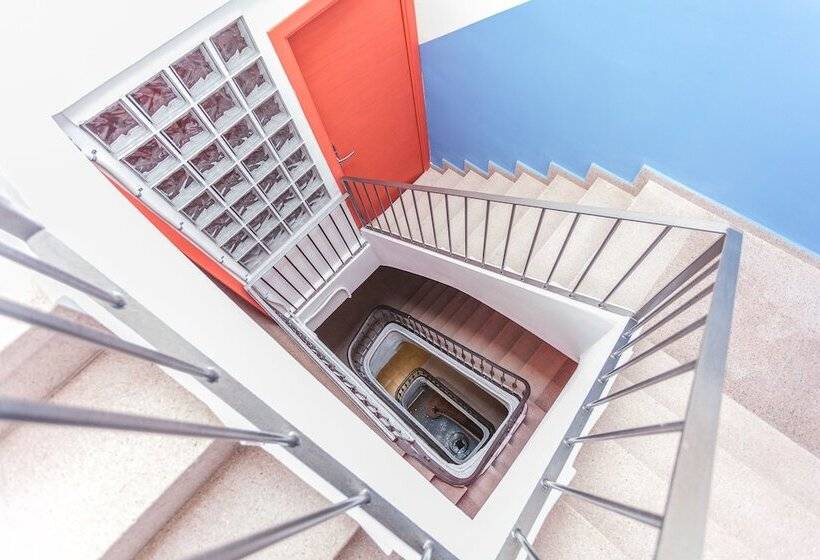 הוסטל Loft Hostal Group