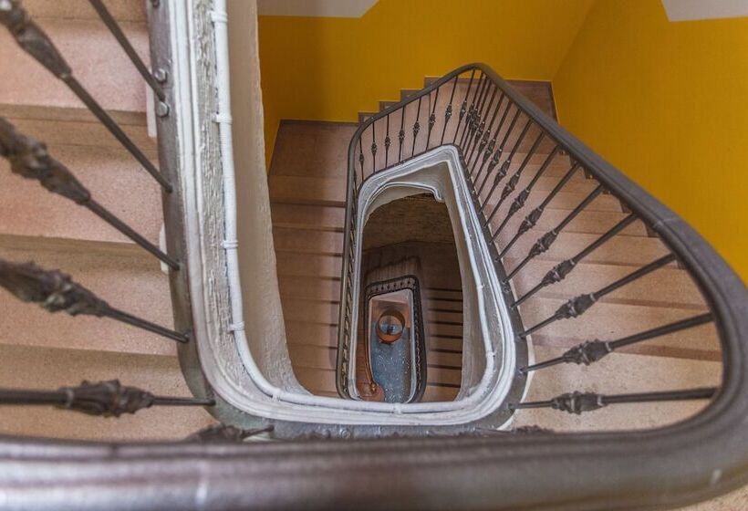 הוסטל Loft Hostal Group