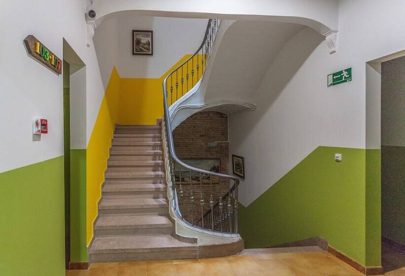 הוסטל Loft Hostal Group