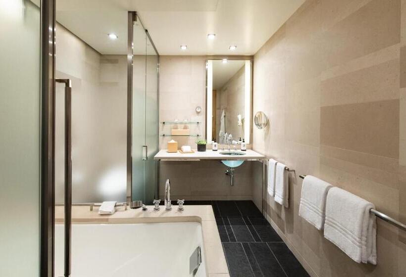 Four Seasons Hotel Tokyo At Marunouchi