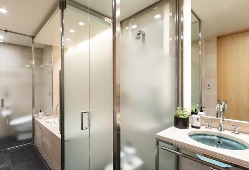 Four Seasons Hotel Tokyo At Marunouchi