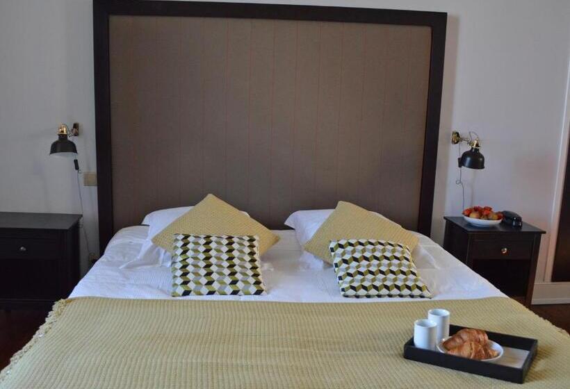 فندق Château De La Pomarède