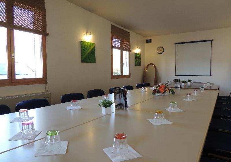 Noemys Toulon La Valette   Hotel Restaurant Avec Piscine