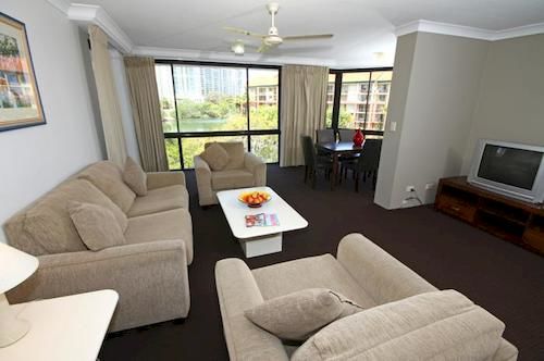 Отель Surfers Plaza Resort