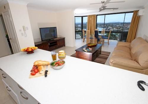 Отель Surfers Plaza Resort