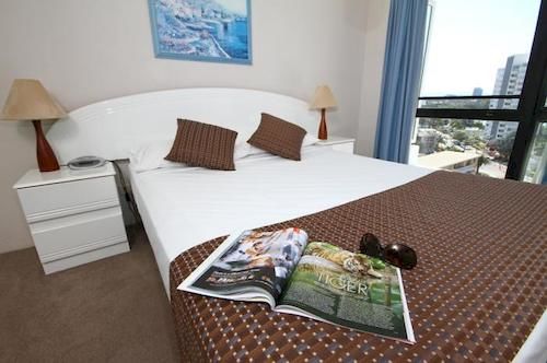 Отель Surfers Plaza Resort