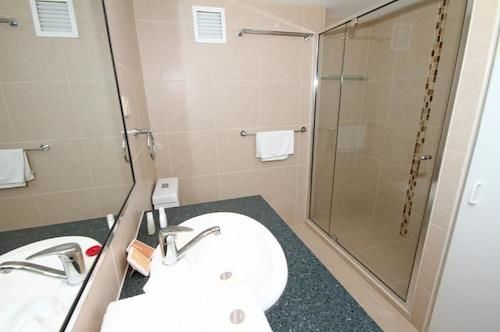 Отель Surfers Plaza Resort